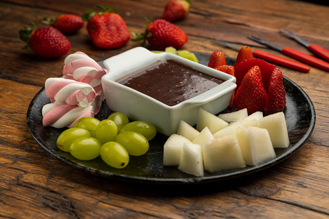 Fondue de chocolate com frutas, sobremesa do Celeiro Restô & Burguer. Foto: Fernando Zequinão.