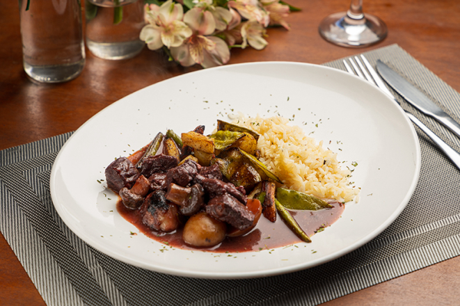 Boeuf Bourguignon, do Gianttura Osteria e Empório: o clássico francês fica ainda melhor com um Pinot Noir da Borgonha. Foto: Fernando Zequinão.