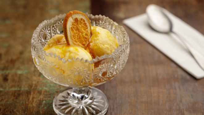 Gelado de baunilha com calda de laranja, do Anarco Mercado Municipal | Foto: Fernando Zequinão