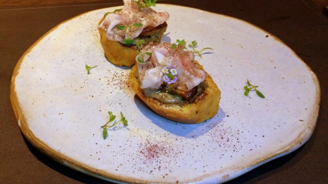 Brioche, creme de cogumelos com manteiga de trufas, foie gras, lardo de costela feito na casa, pó de laranja.