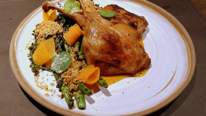 Coxa e sobrecoxa de pato confitadas, brócolis tostado na brasa e laqueado com missô, quinoa crocante, picles de abóbora e molho de laranja.