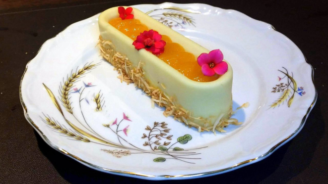 Mousse de cupuaçu, com chocolate branco e gel de maracujá.
