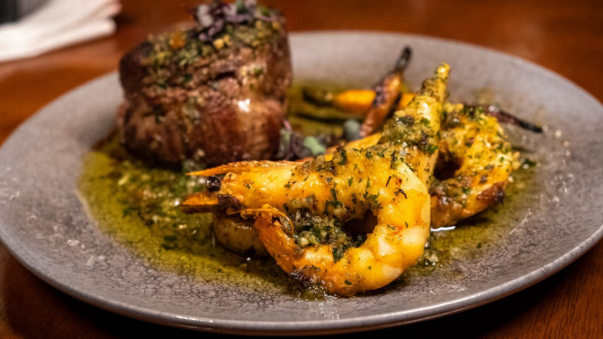 Mignon provençal Gianttura, com a carne grelhada, camarões também grelhados, lula recheada e legumes salteados. Mar e terra, ousado e criativo.