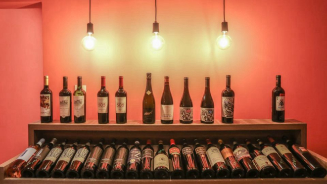 A adega do Vino! Cabral tem cerca de cem rótulos, para a harmonização com os pratos do menu.