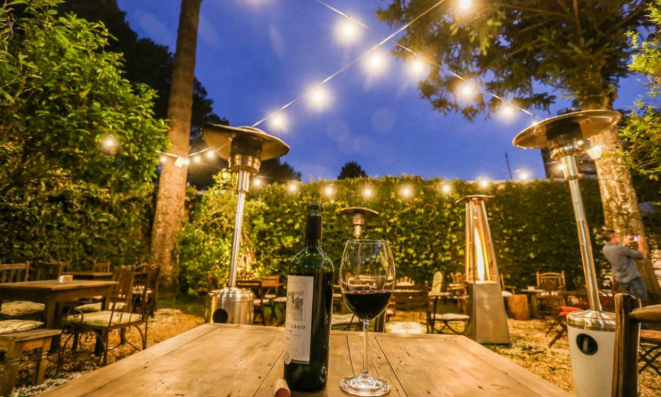 O espaço externo do Vino! Cabral é muito agradável e certamente será bem concorrido nesses dias de Primavera.