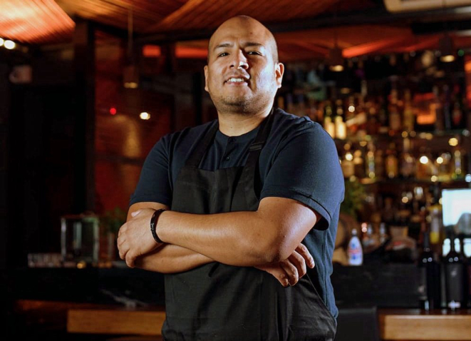 Depois de oculto por alguns anos, o chef peruano Carlos Alata agora comenda o Nuu Nikkei presencialmente.