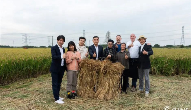Convidados de diferentes estilos de vida se reúnem em Qingpu e desfrutam do cardápio oferecido por David Laris (segundo à direita) para o projeto "IDEAL Dining 2021: O Campo dá Esperança"