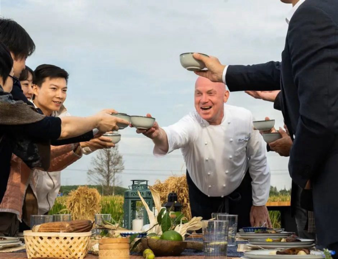 David Laris brinda a harmonia entre os seres humanos e a natureza, e a beleza da convivência. Tema inspiração do projeto