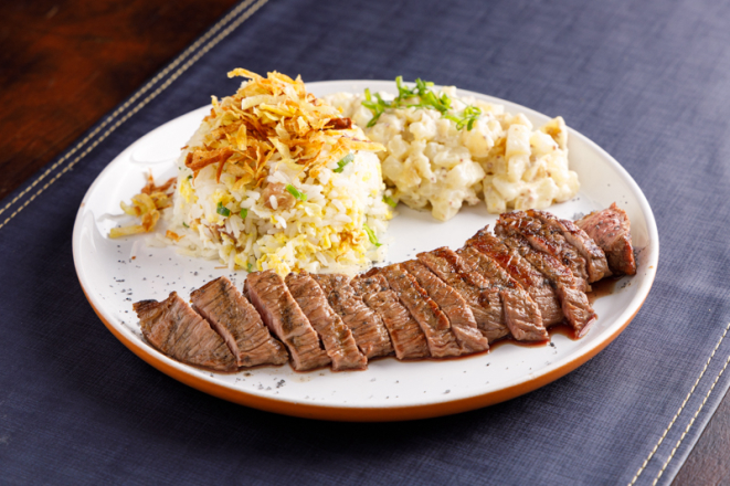 Gostinho de um bom churrasco: o La Vaca Steakhouse aposta na maminha em tiras na brasa com arroz biro-biro e maionese de batatas