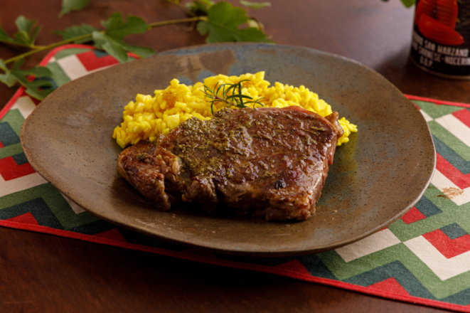 Entrecôte ao pesto trufado com risoto de açafrão do Casa Varela.