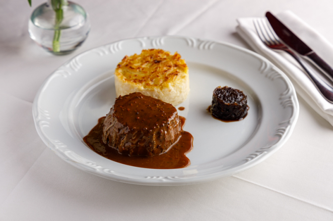 Tournedos de mignon ao molho de mostarda de Dijon, confit de cebola e batatas gratinadas do L'Épicerie.