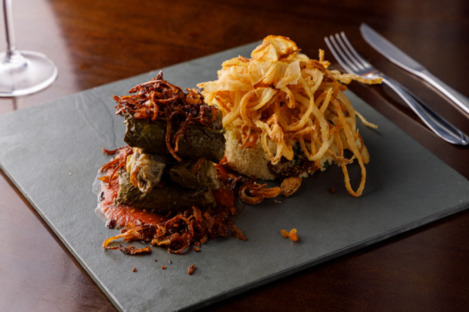 Uma das casas especializadas na culinária árabe deste Festival, o Aish Baladi tem como uma de suas opções o combinado de charutos com cuscuz e cebola crocante.