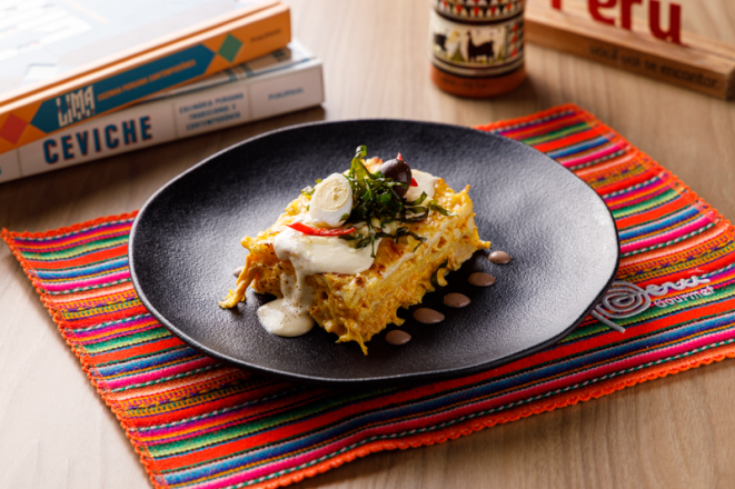 Lasanha de ají de gallina com molho cremoso de azeitonas pretas, uma das receitas tradicionais peruanas do QCeviche!.