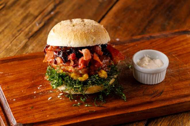 Ultimate burguer, uma das opções saborosas do Celeiro Restô & Burguer.
