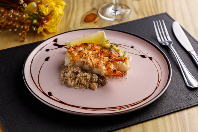 Camarão na brasa com tartare de banana e farofinha de cebola, uma das opções de prato principal do Antonina.