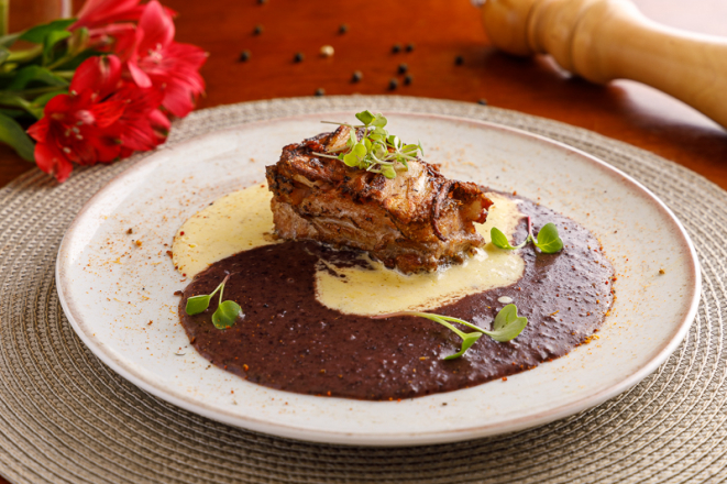 Steak Gianttura: leitão, camarão e polvo em sous vide, servido com molho cremoso de gengibre e mousseline de arroz negro do Gianttura Osteria e Empório.