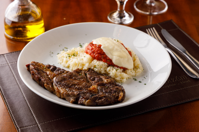 Bife de ancho com risoto de queijo stracciatella e pomodoro do Armazém 71.