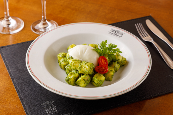 Nhoque artesanal com pesto e burrata, opção vegetariana do menu da Cantina do Délio.