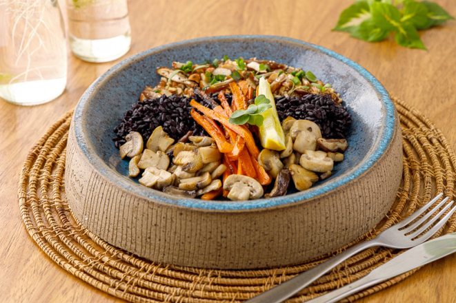 Ingredientes e sabores combinados de forma criativa para lhe surpreender. No Aipo Superfoods, uma das atrações é o risoto de arroz negro com mix de cogumelos, cenoura baby e farofa de tâmaras com castanhas.