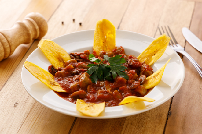 Nhoque de banana-da-terra ao molho de tomates italianos e cogumelos salteados, acompanhado de chips de banana-da-terra, um dos pratos principais do Veg e Lev.
