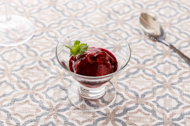 Refrescante e delicioso, o sorbet de frutas vermelhas com calda de mirtilo é uma das opções de sobremesa do Giardino Gastrobar.