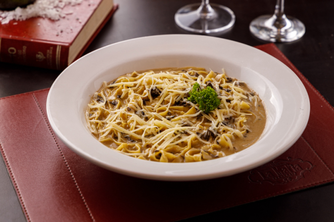 Mais um clássico do país da bota: tagliatelle ai funghi, uma das atrações do La Máfia Trattoria.