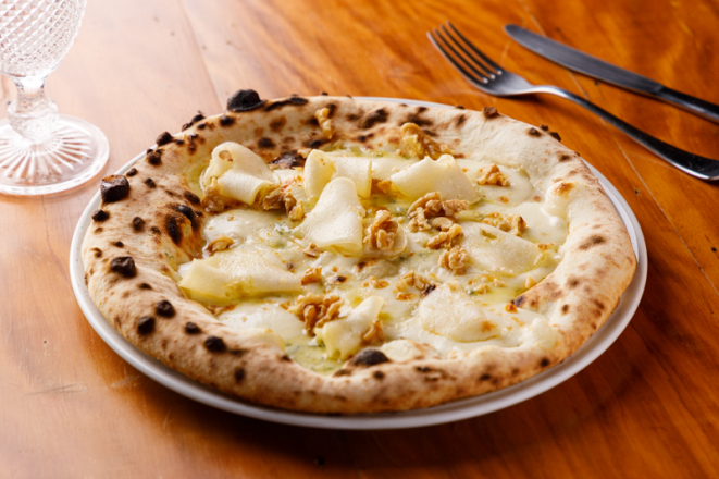 E quem disse que um jantar não pode terminar em pizza? A mais conhecida iguaria italiana do mundo também tem lugar garantido no Festival Bom Gourmet. No Madá Pizza e Vinho, uma das opções é a Gorgonzola Dolce, com muçarela, gorgonzola, compota de peras e nozes tostadas.