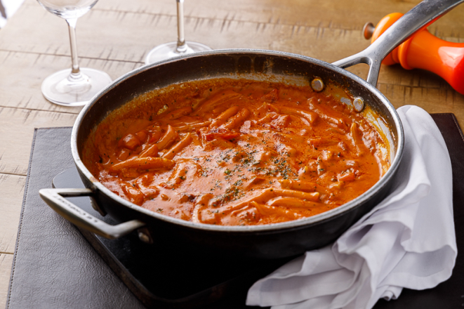 Muito molho sim! O penne com molho siciliano, à base de tomate, orégano, creme e gorgonzola, é uma das receitas típicas italianas do tradicional Barolo Trattoria.