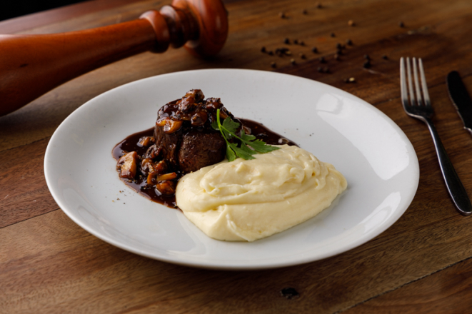 O Carlo Ristorante é um dos representantes da cozinha italiana contemporânea, com receitas como o escalope de mignon servido com molho de pimenta preta e cogumelos, acompanhado de purê de batatas.