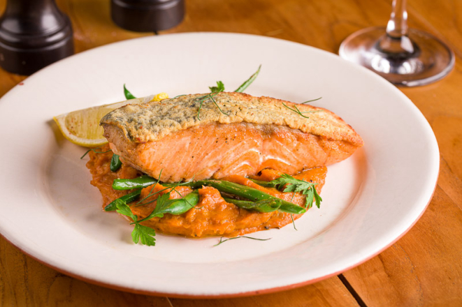 O delicioso salmão assado com purê de abóbora e alho-poró, acompanhado de vagem salteada, opção para almoço e jantar do Jamie's Italian Curitiba.