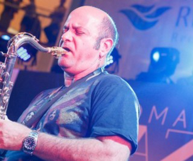 O saxofonista Derico Sciotti participa de apresentação em homenagem ao jornalista Fábio Campanha, recém-falecido.