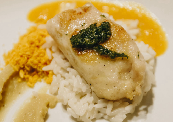 com farofa crocante na Pirarucu amazônico na parrilla, com manteiga de garrafa, arroz de coco, purê de banana e molho de moqueca.