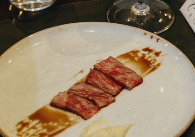 Wagyu A5 tataki - finas fatias levemente seladas, com molho oriental e um purê de Wasabi.