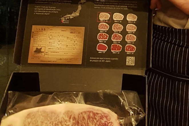 Wagyu certificado e com classificação nível 10 de marmoreio, apresentado ao natural para os clientes da casa.