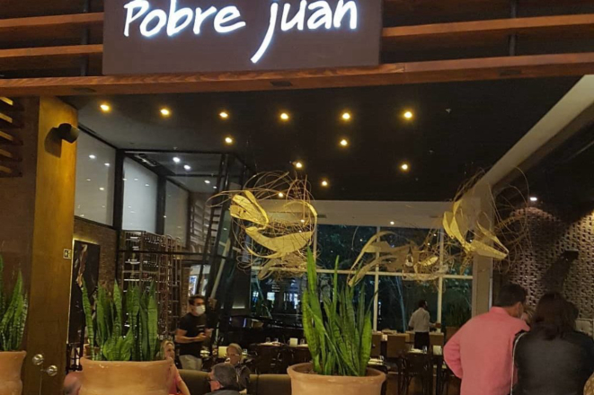 A nova fachada no Pobre Juan, no Pátio Batel. Aconchegante desde o primeiro visual.