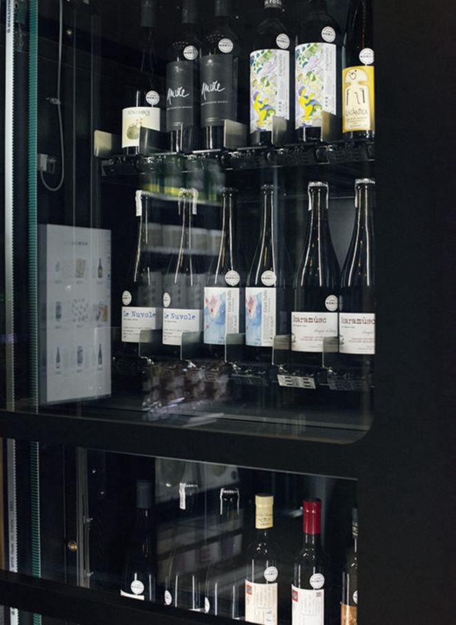 Queijos, cervejas e até vinhos são os ítens vendidos no distribuidor automático