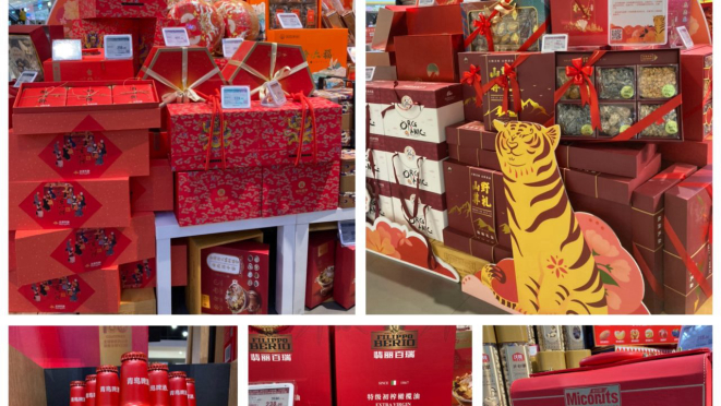 E o vermelho reina, neste ano o tigre decora! As vitrines nos encantam com suas inúmeras propostas de presentes. Azeite de Oliva, frutas, cervejas, nuts e tantos outros entram na lista de desejos, que tem em seu topo, nada mais nada menos, que os envelopinhos vermelhos com dinheiro.