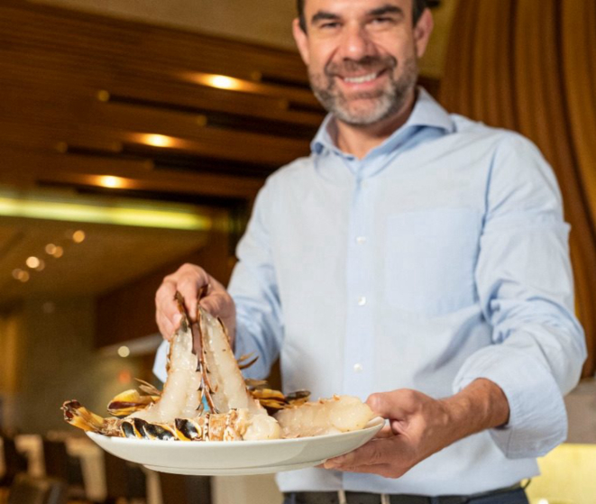 O restaurateur Ronaldo Bohnenstengel e as caudas de lagosta que chegaram do Recife para o La Varenne.
