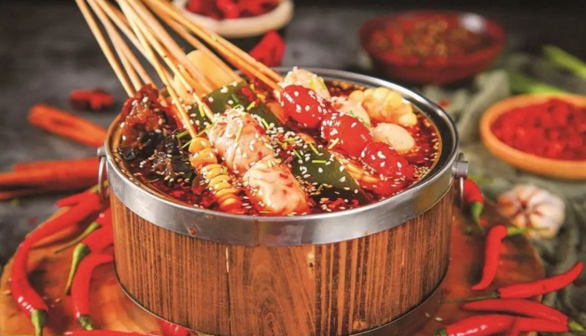 Nem a forte ardência promovida pela presença da pimenta na receita do caldo quente que receberá os ingredientes, os espetinhos escolhidos intimidou os atletas. Provaram, gostaram e repetiram!