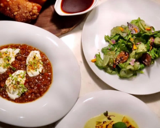 O Menu II tem como base a Paleta suína assada lentamente, servida com vários acompanhamentos.