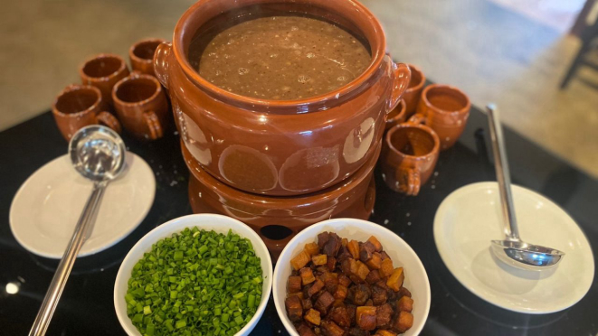 O Caldinho de feijão com seus acompanhamentos, para começar a refeição.