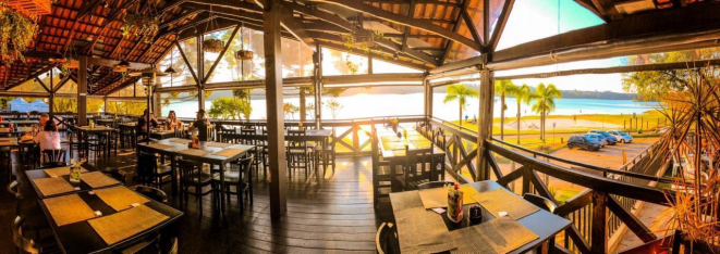 As amplas instalações do Passaúna Restaurante, com vista para o belo parque.