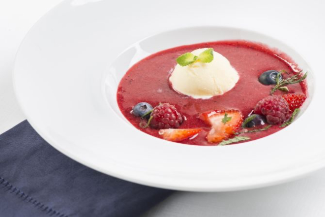 Minestrone de frutas vermelhas: sobremesa refrescante.