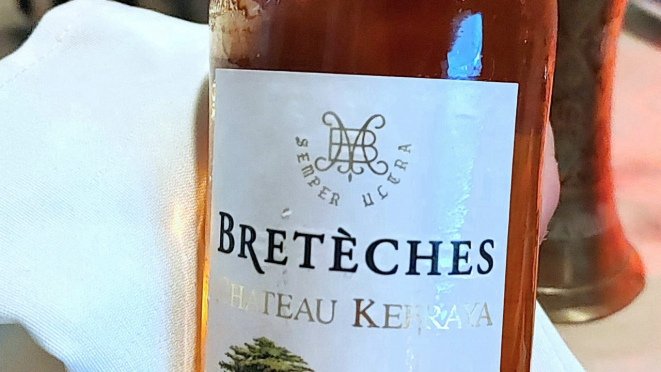 Um bom vinho rosé libanês. A carta dispõe de alternativas bem interessante.