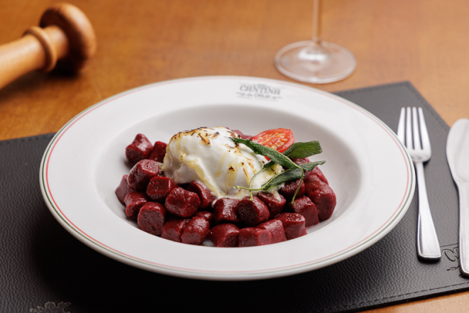 Gnocchi de beterraba na manteiga e sálvia, servido com burrata cremosa.