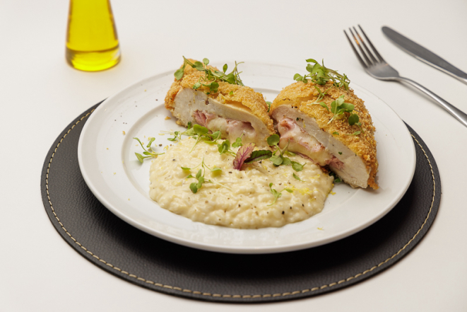 Filé de frango a le cordon bleu com risoto de limão-siciliano, do Valais Koffee..