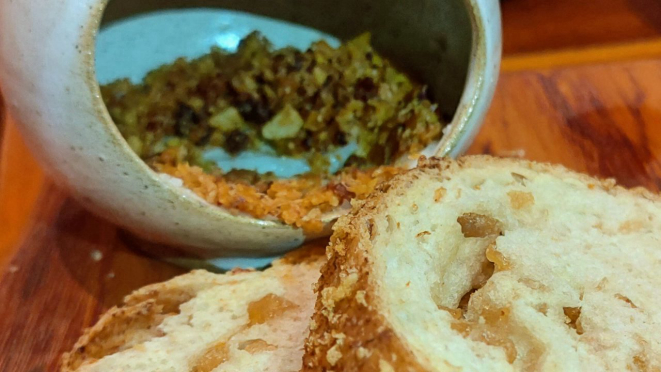 Pão de torresminho, banha de porco moura, com crocantes de batata, cebola e bacon.