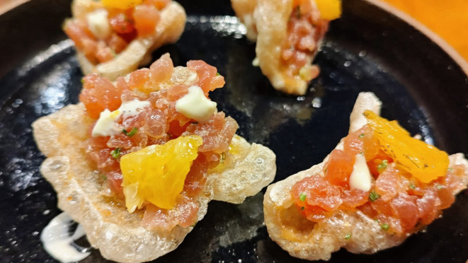 Tartar de porco moura com pururuca.