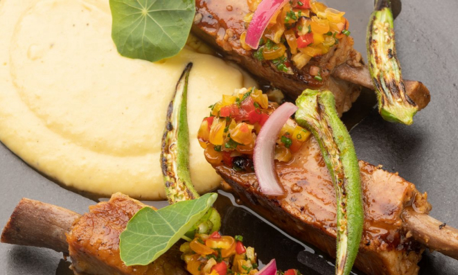 Costelinha de porco assada lentamente, servida no próprio molho, curau, quiabinho tostado, vinagrete de milho tostado na brasa, com pimenta-de-cheiro .