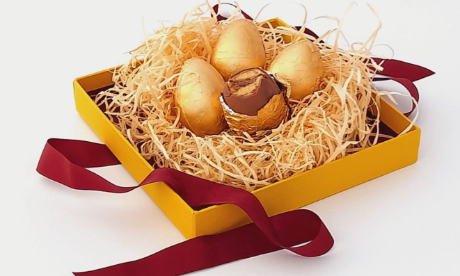 Conjuntos de miniovos de chocolate recheados com sabores diversos: tendência para Páscoa 2022.